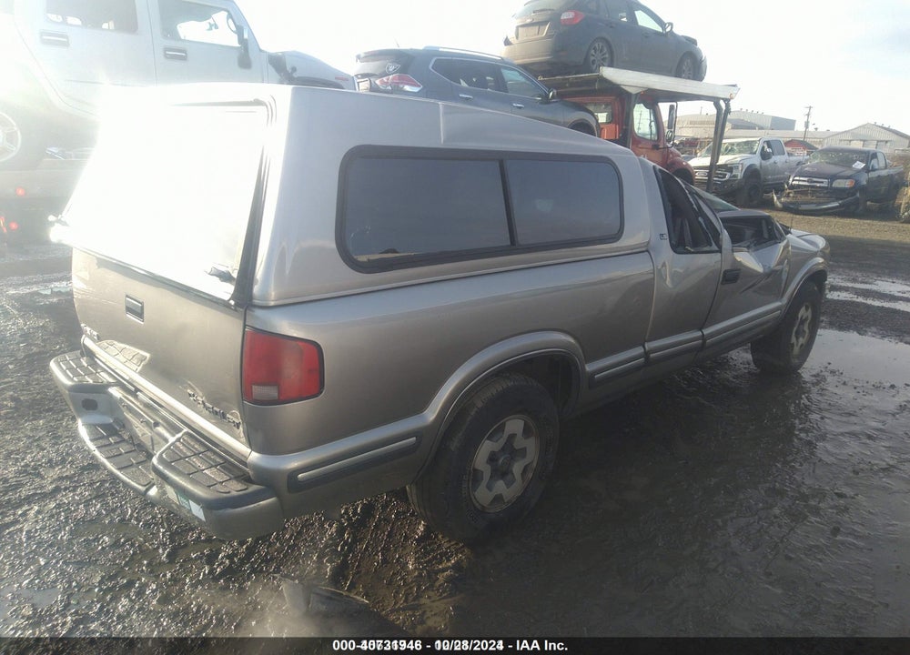 1998 CHEVROLET S-10 LS VIN: 1GCDT19X7W8136389