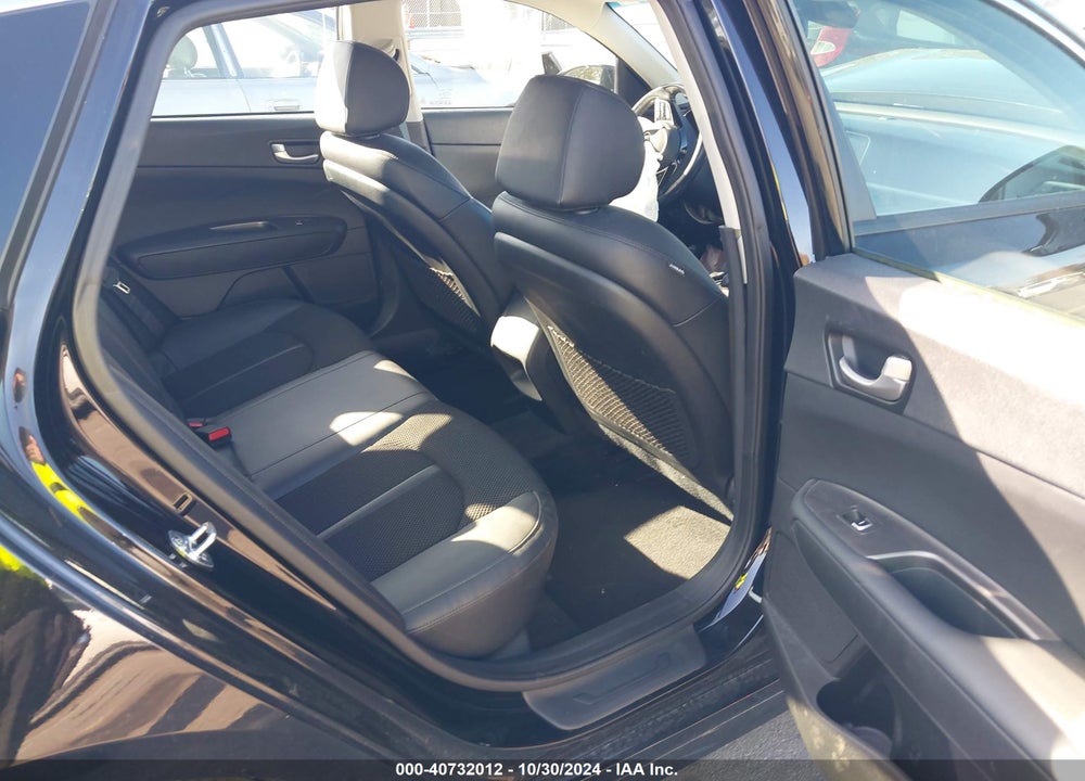2019 KIA OPTIMA S VIN: 5XXGT4L34KG305358
