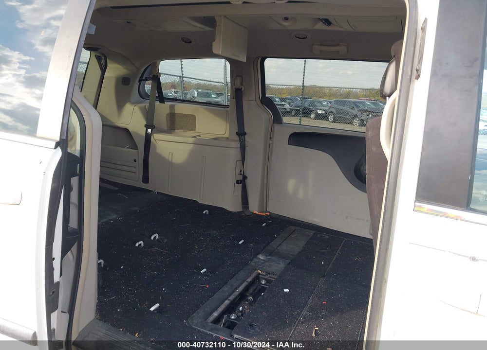 2011 CHRYSLER TOWN & COUNTRY VIN: 2A4RR5DG2BR683968