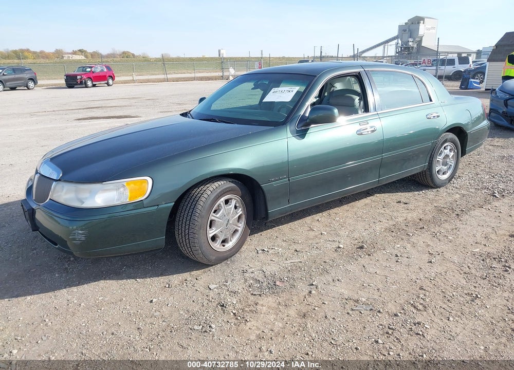 2000 LINCOLN TOWN CAR SIGNATURE VIN: 1LNHM82W7YY801931