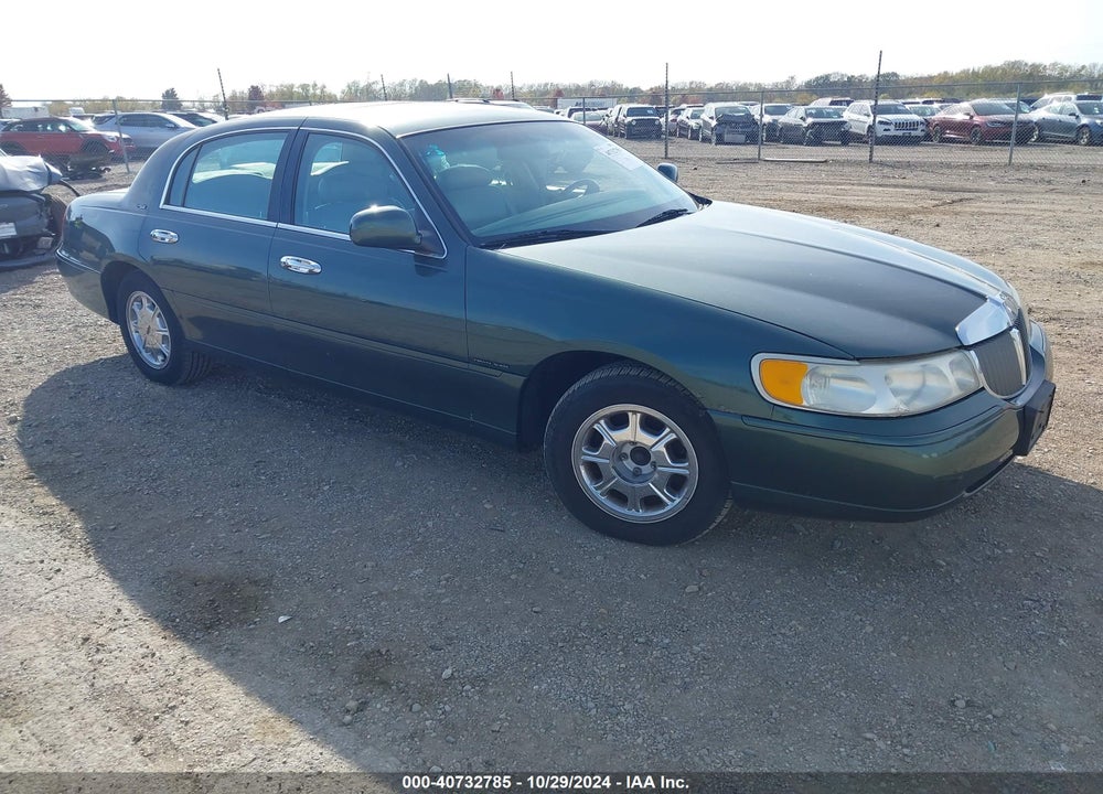 2000 LINCOLN TOWN CAR SIGNATURE VIN: 1LNHM82W7YY801931