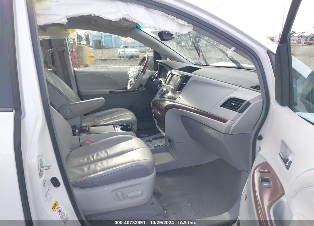 2011 TOYOTA SIENNA XLE LIMITED VIN: 5TDDK3DC8BS021003
