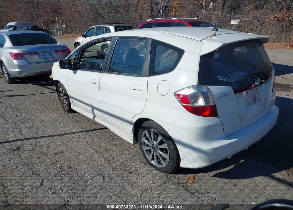 2013 HONDA FIT SPORT VIN: JHMGE8H51DC072326
