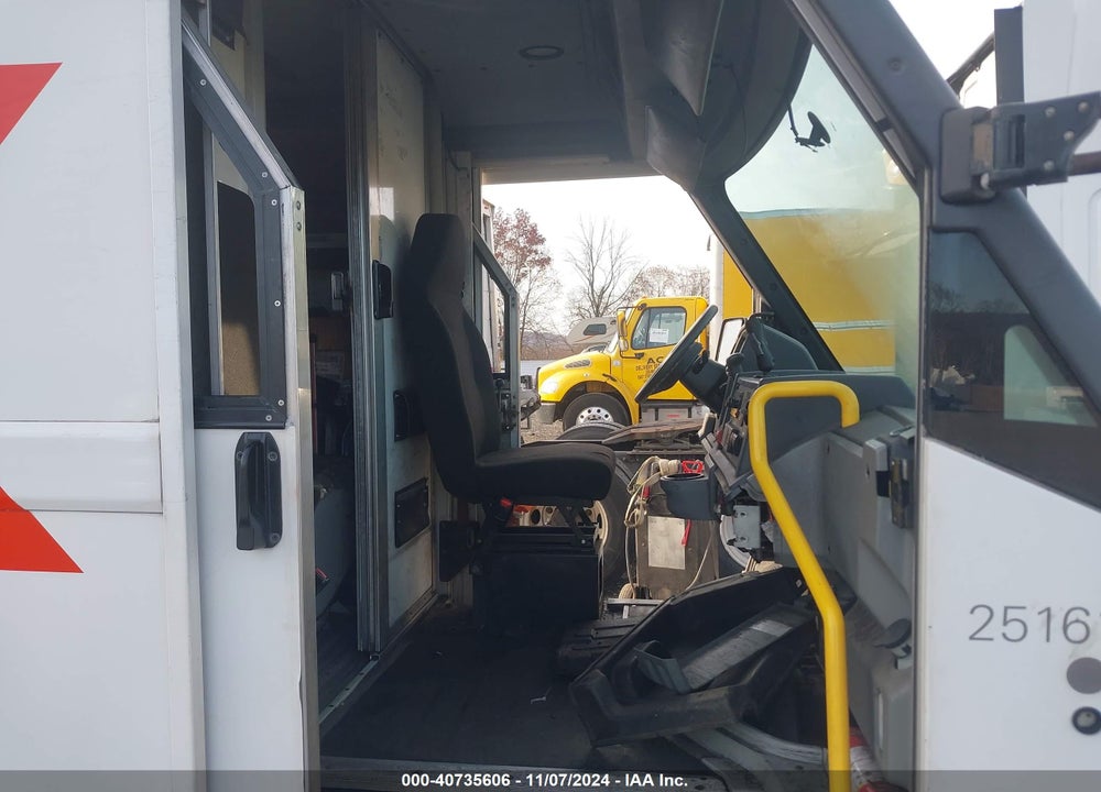 2013 ISUZU COMMERCIAL VAN VIN: JALB4T174D7W00347
