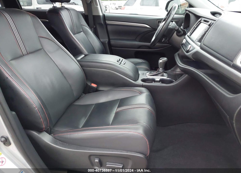 2019 TOYOTA HIGHLANDER SE VIN: 5TDJZRFH9KS629400