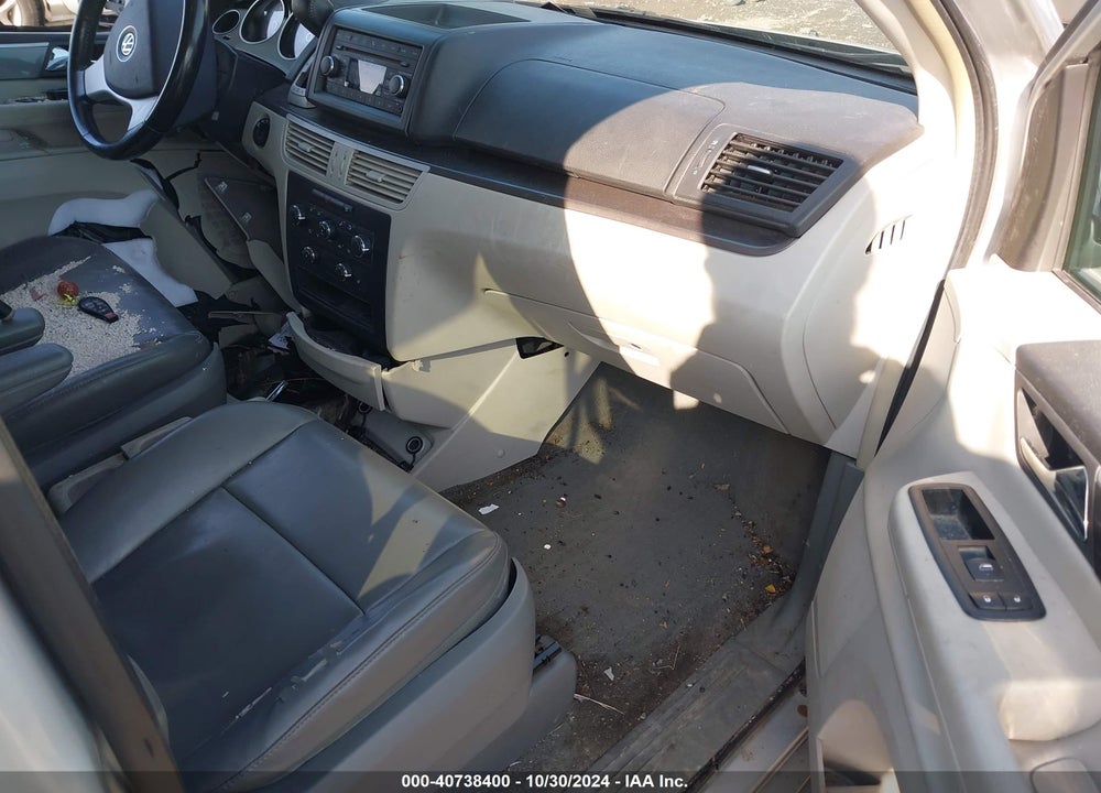 2010 VOLKSWAGEN ROUTAN SE VIN: 2V4RW3D19AR268181