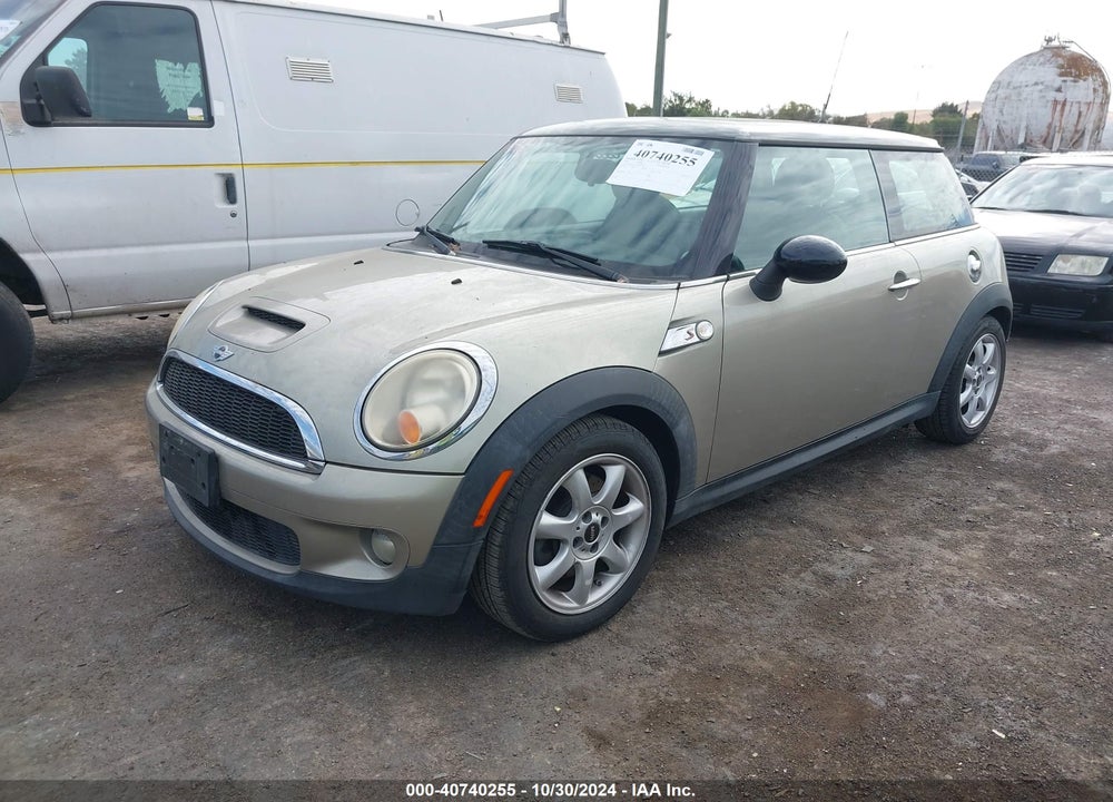 2010 MINI COOPER S VIN: WMWMF7C59ATZ72418