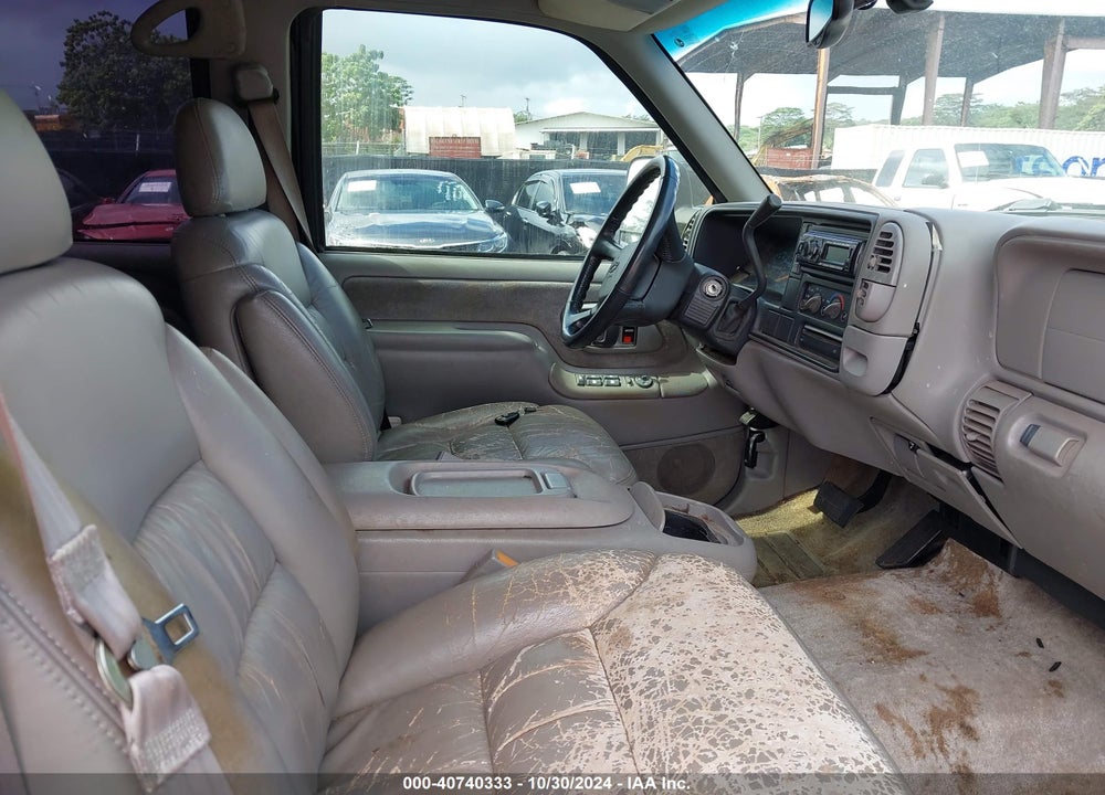 1999 CHEVROLET SUBURBAN 1500 LT VIN: 3GNEC16R0XG242289