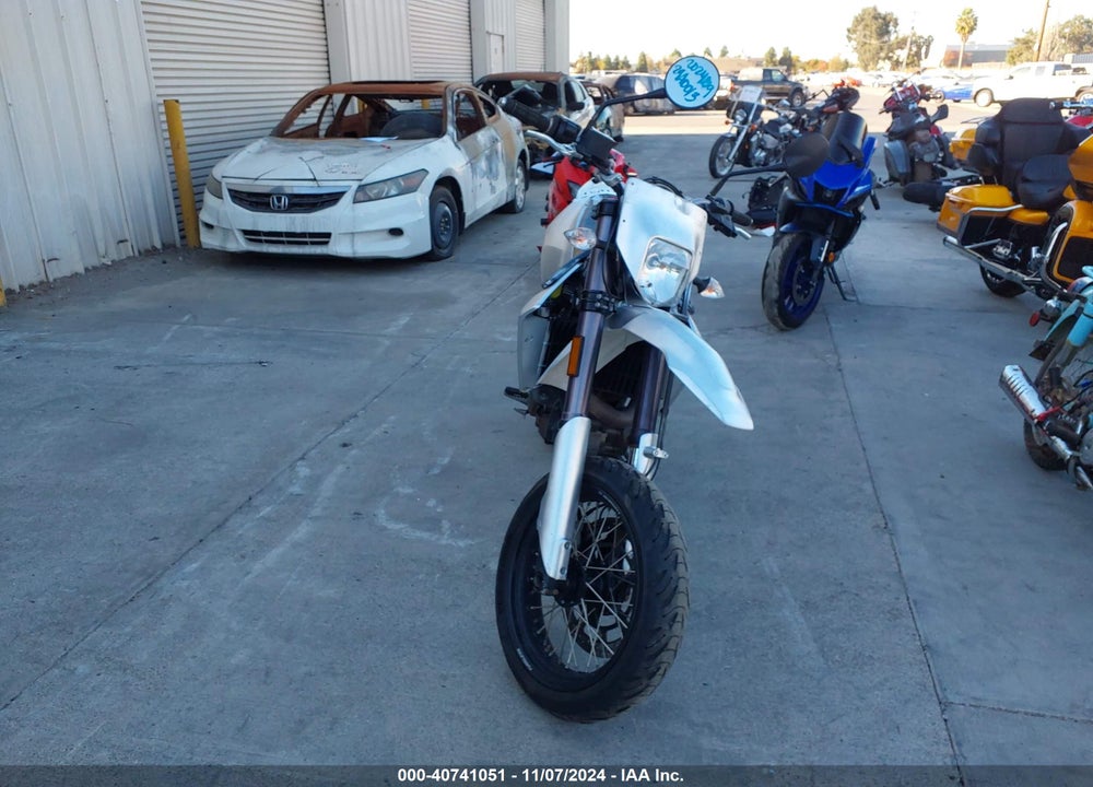2019 HUSQVARNA SUPERMOTO 701 VIN: VBKUSV400KM745442
