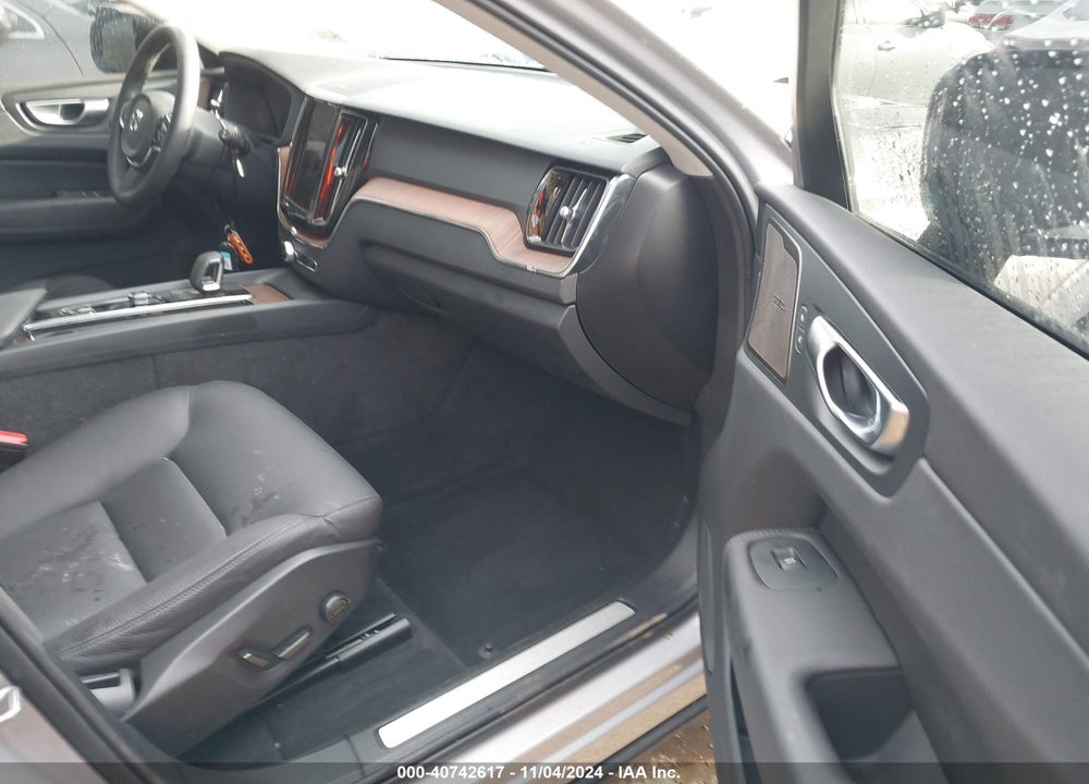 2023 VOLVO XC60 B5 PLUS DARK THEME VIN: YV4L12RW6P1390908
