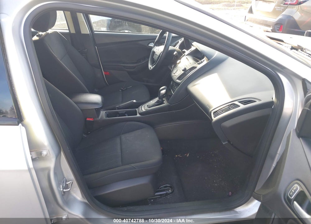 2017 FORD FOCUS SE VIN: 1FADP3K21HL225024