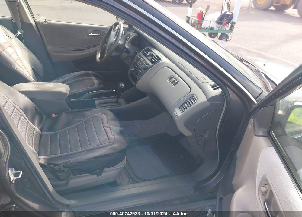 1998 HONDA ACCORD LX VIN: 1HGCG5643WA117155