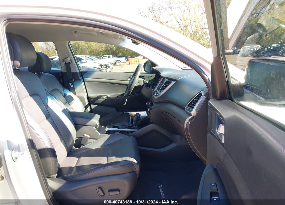 2017 HYUNDAI TUCSON LIMITED VIN: KM8J3CA24HU582827