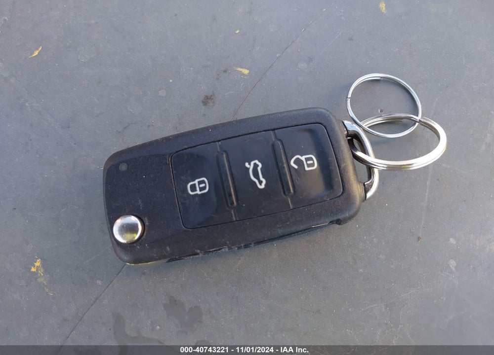 2012 VOLKSWAGEN BEETLE 2.5L VIN: 3VWJP7AT5CM610296