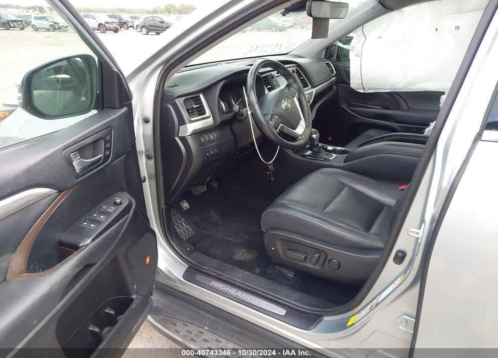 2019 TOYOTA HIGHLANDER LIMITED/PLATINUM VIN: 5TDYZRFH6KS323530