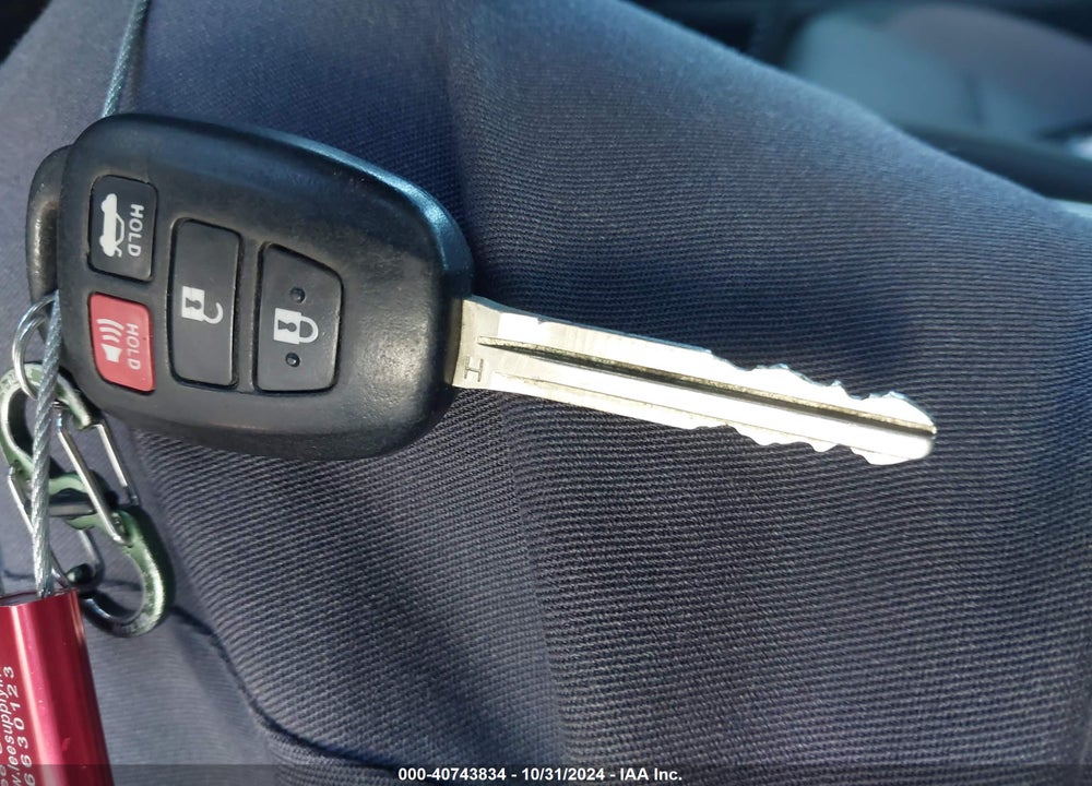 2018 TOYOTA COROLLA LE VIN: 2T1BURHE5JC985033