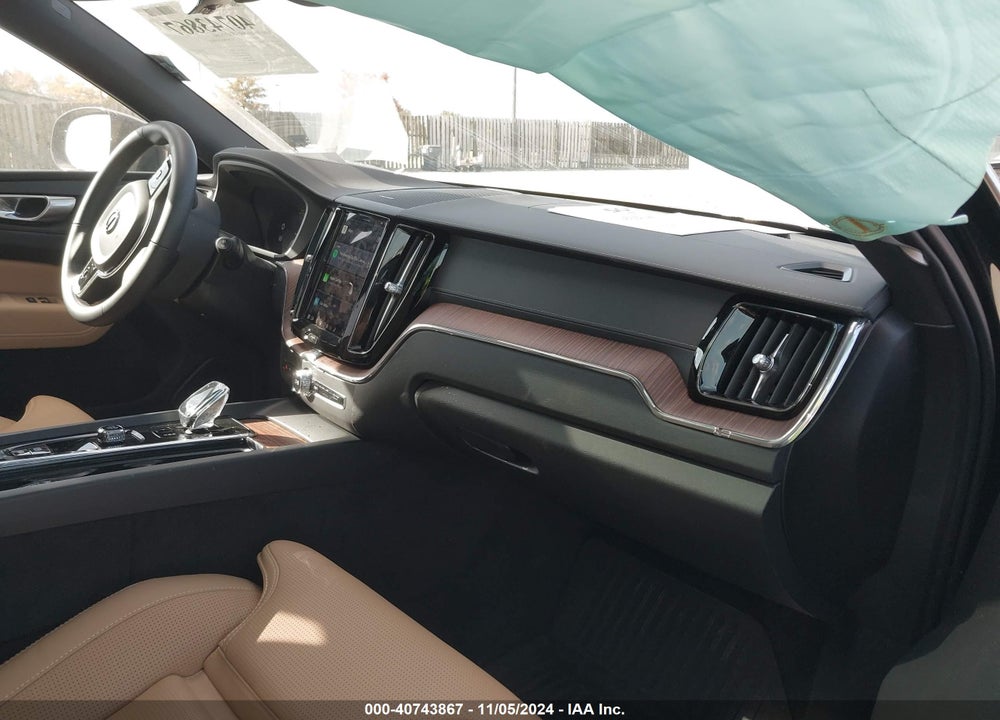 2024 VOLVO XC60 RECHARGE PLUG-IN HYBRID T8 ULTIMATE DARK THEME VIN: YV4H60DM2R1762068