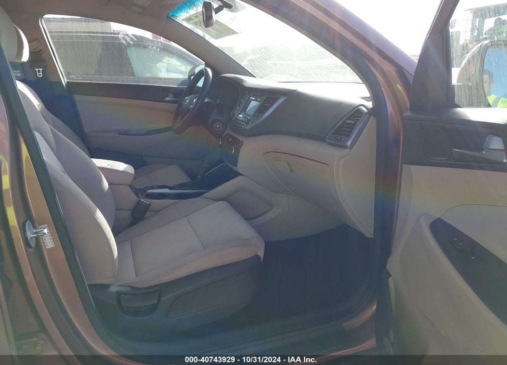 2017 HYUNDAI TUCSON SE VIN: KM8J33A48HU334985