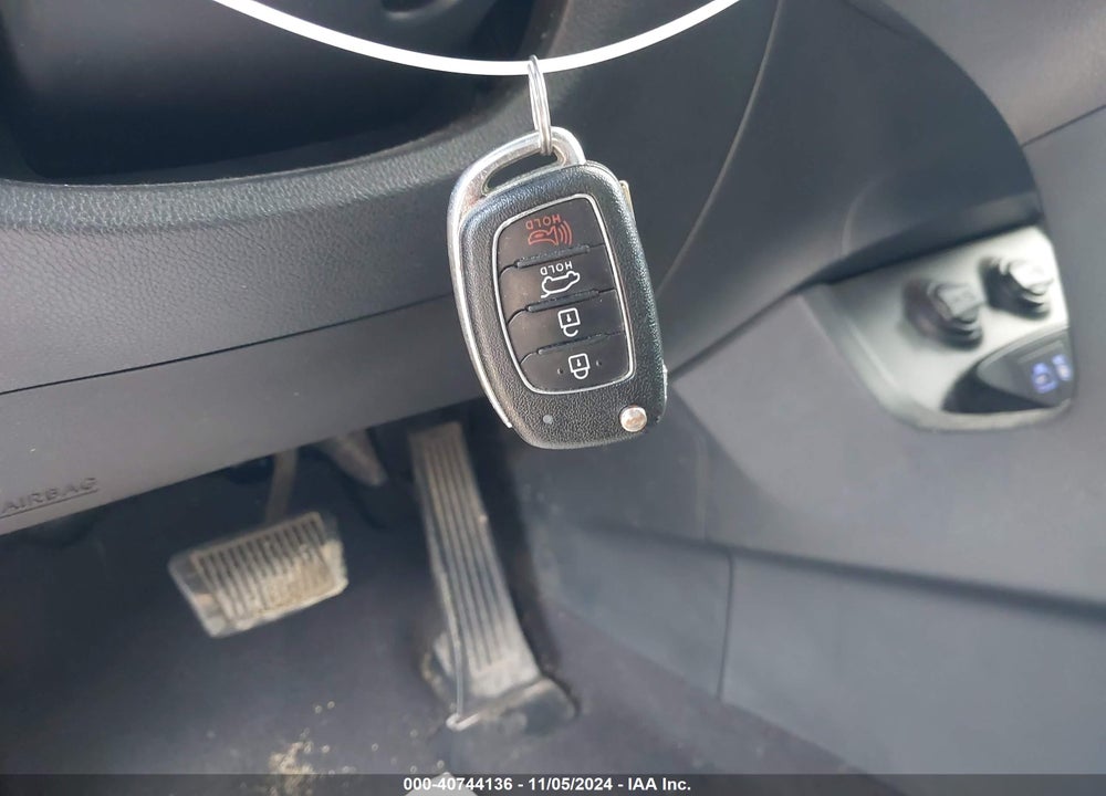 2017 HYUNDAI SANTA FE SE VIN: KM8SMDHF1HU227923