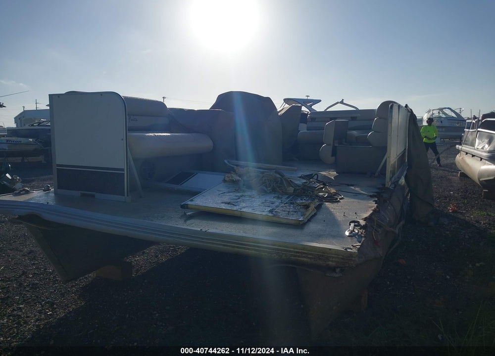 2020 PONTOON --- VIN: FVP4631BF920