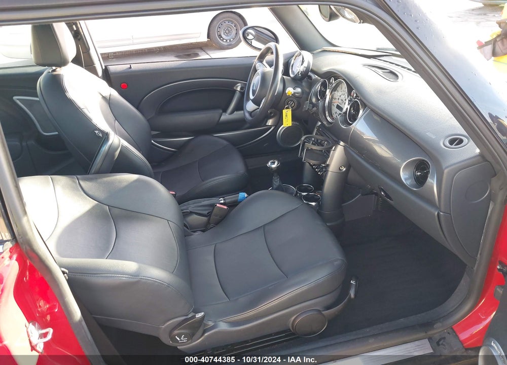 2006 MINI COOPER VIN: WMWRC33516TK72648