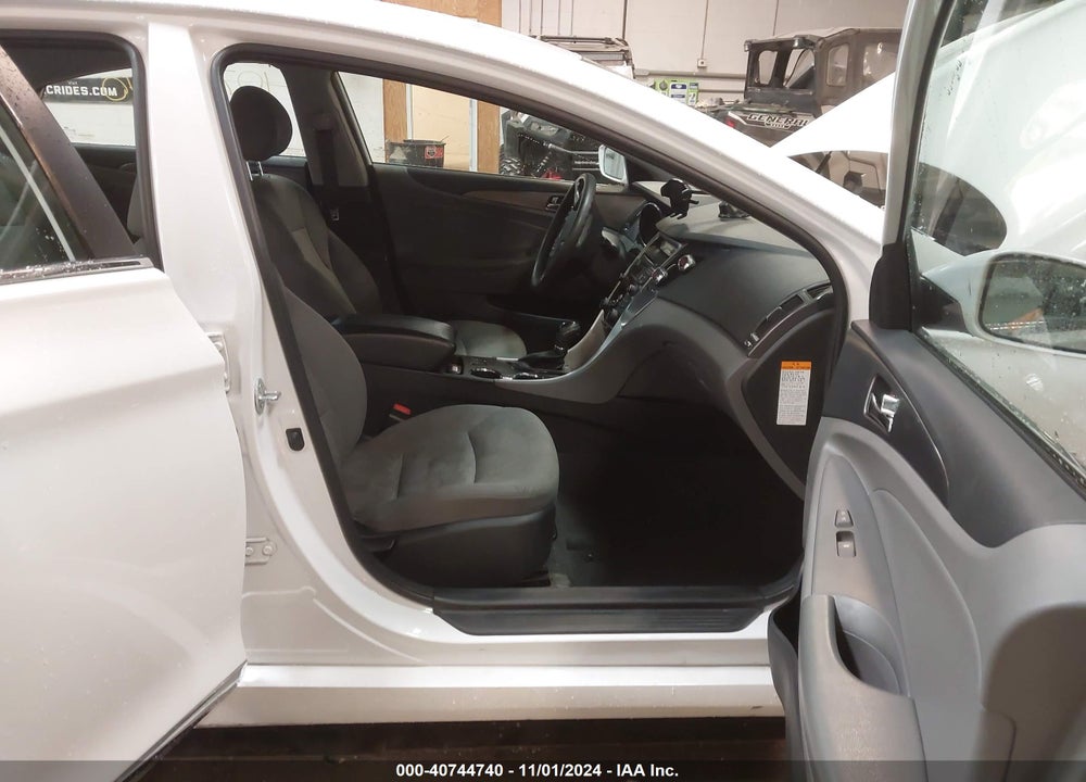 2013 HYUNDAI SONATA HYBRID VIN: KMHEC4A40DA084676