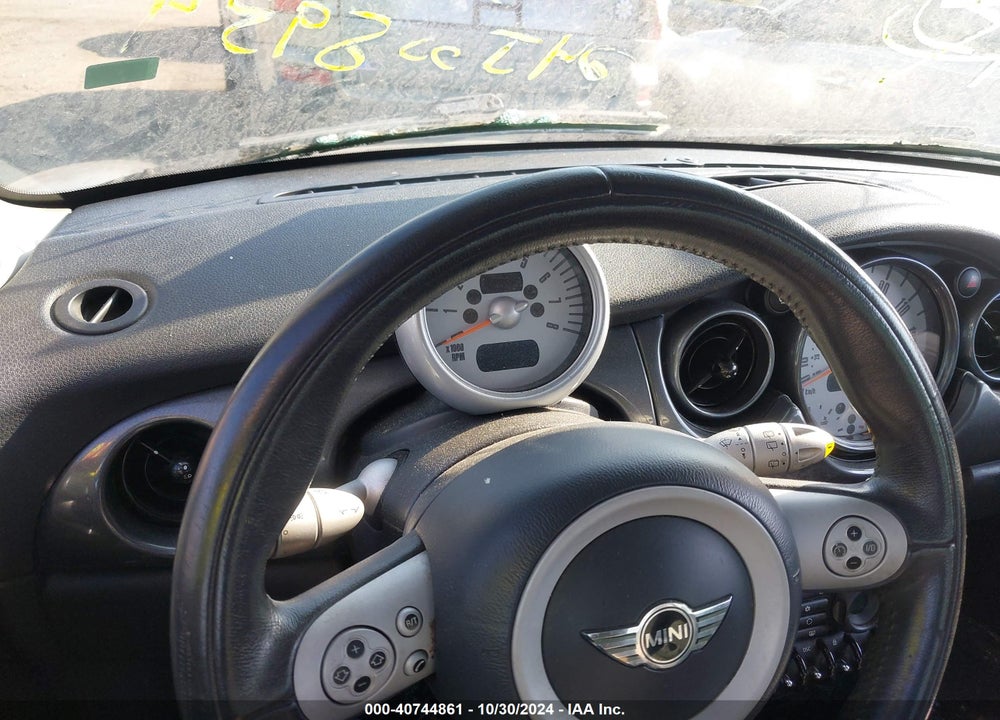 2005 MINI COOPER S VIN: WMWRE33585TL12362