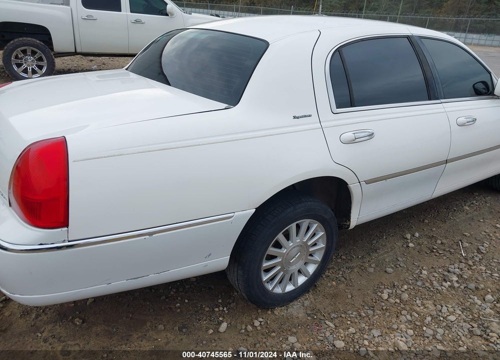 2004 LINCOLN TOWN CAR SIGNATURE VIN: 1LNHM81W24Y667499