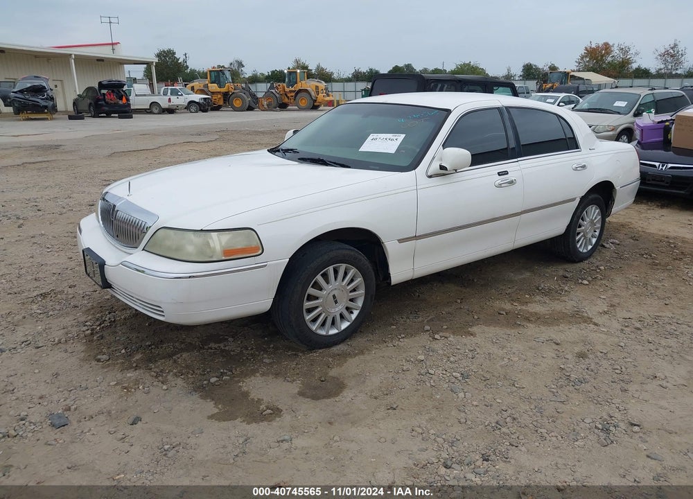 2004 LINCOLN TOWN CAR SIGNATURE VIN: 1LNHM81W24Y667499