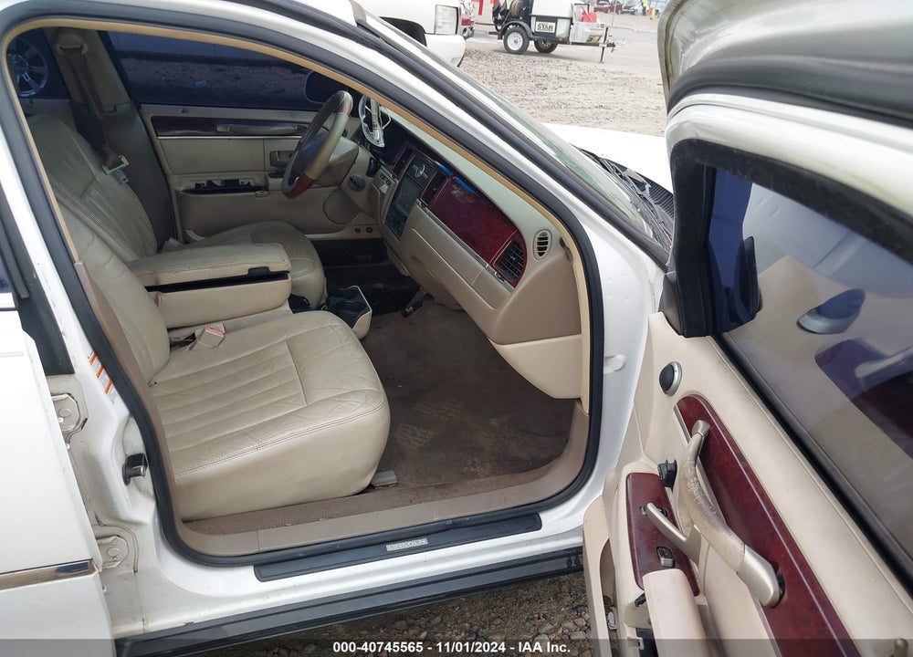 2004 LINCOLN TOWN CAR SIGNATURE VIN: 1LNHM81W24Y667499