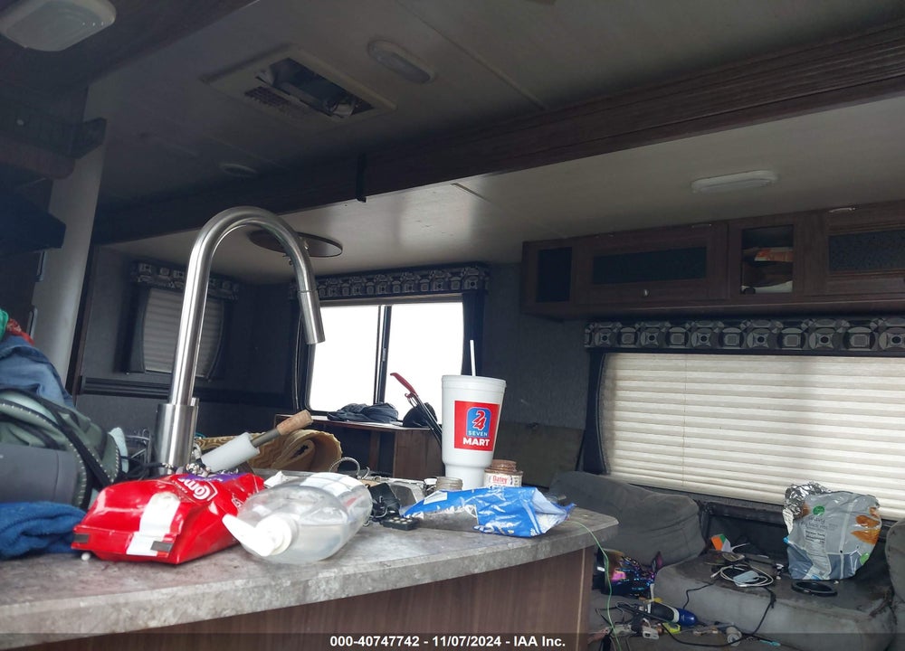 2018 PROWLER PIONEER M30 VIN: 5SFPB3321JE374741