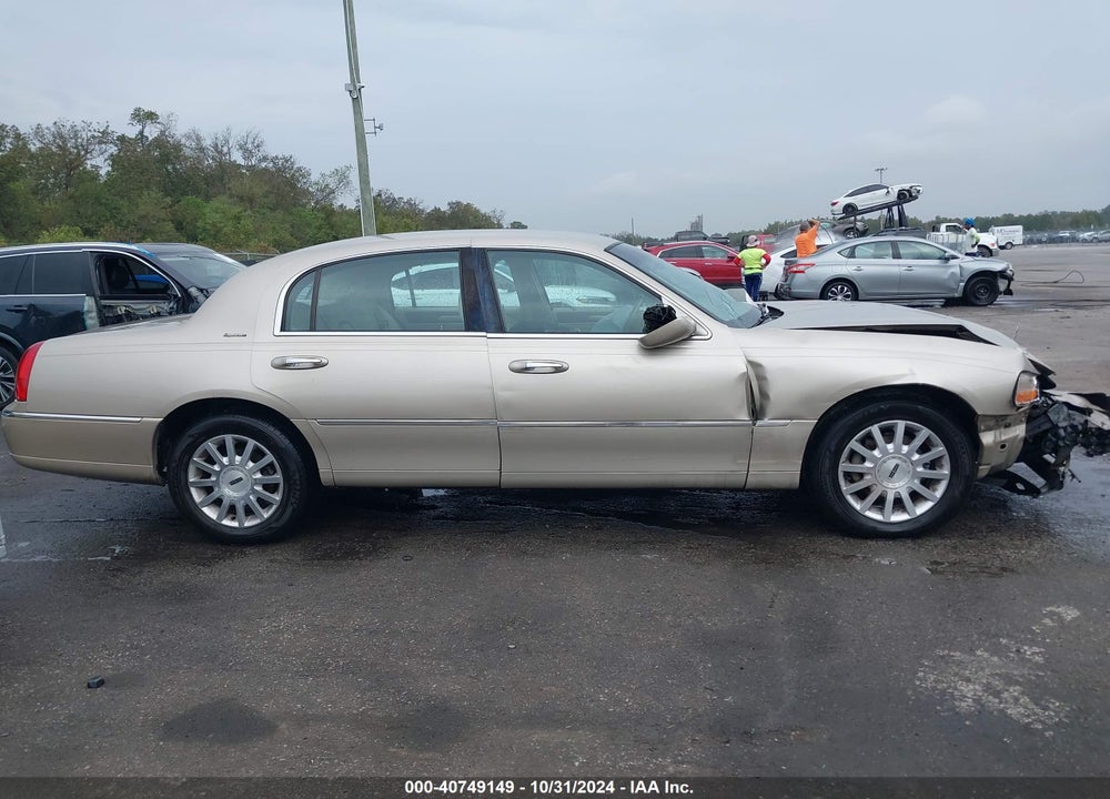 2007 LINCOLN TOWN CAR SIGNATURE VIN: 1LNHM81WX7Y638076