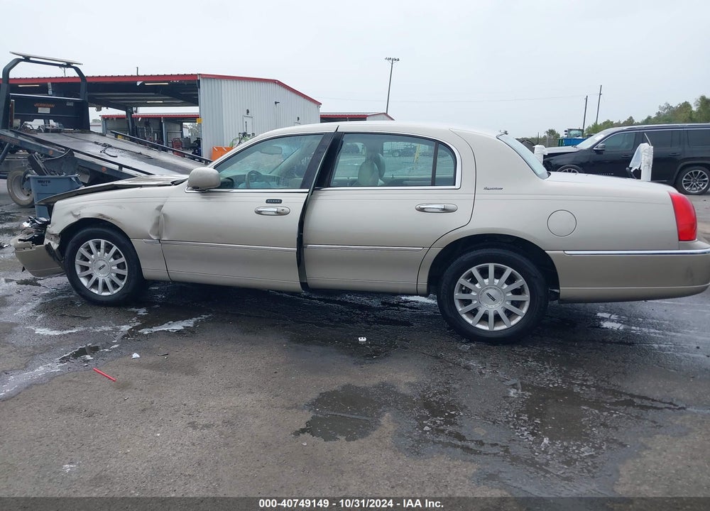 2007 LINCOLN TOWN CAR SIGNATURE VIN: 1LNHM81WX7Y638076