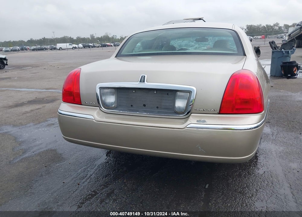 2007 LINCOLN TOWN CAR SIGNATURE VIN: 1LNHM81WX7Y638076