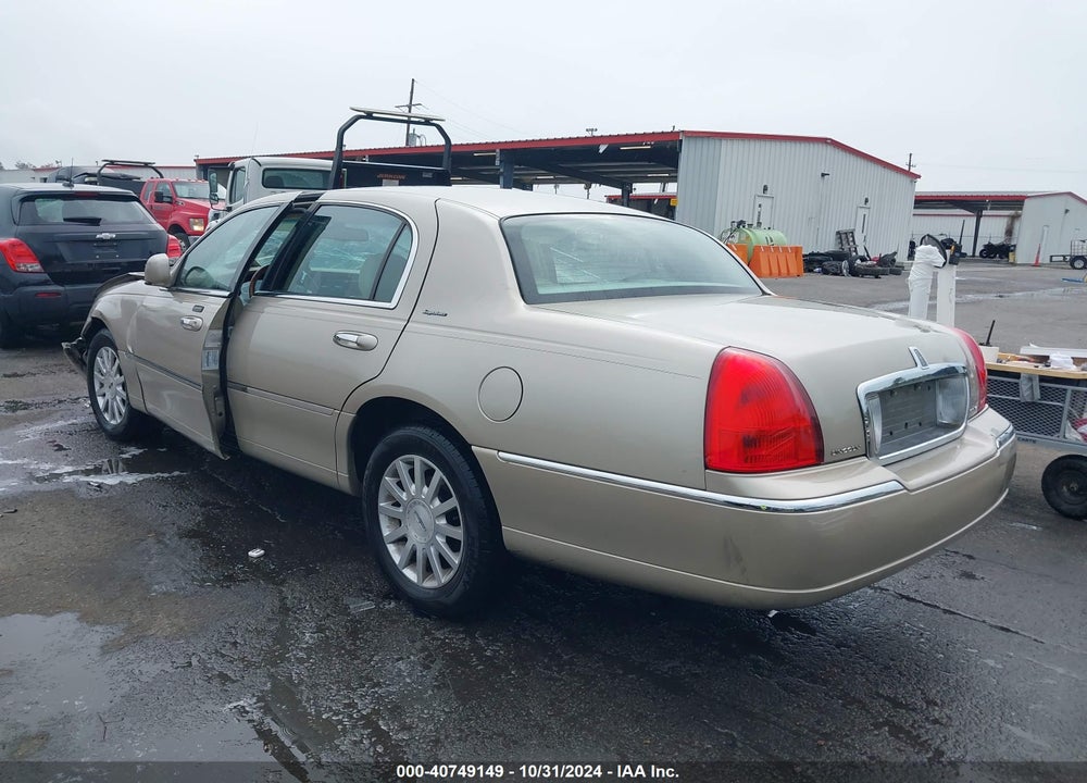 2007 LINCOLN TOWN CAR SIGNATURE VIN: 1LNHM81WX7Y638076