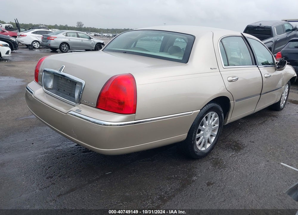 2007 LINCOLN TOWN CAR SIGNATURE VIN: 1LNHM81WX7Y638076