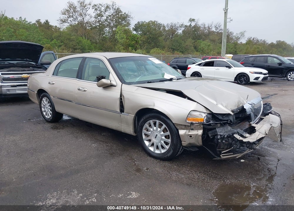 2007 LINCOLN TOWN CAR SIGNATURE VIN: 1LNHM81WX7Y638076