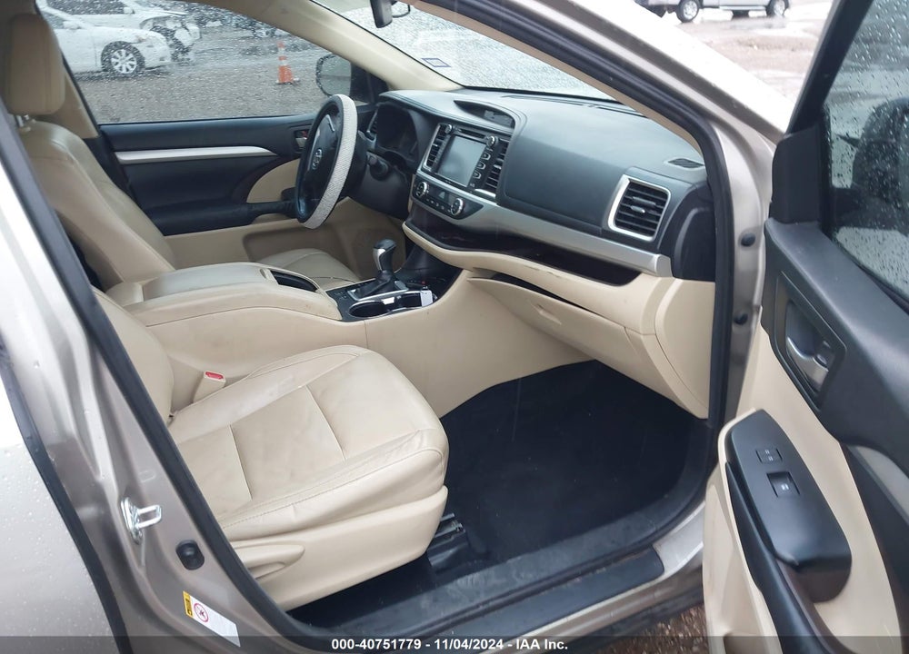 2015 TOYOTA HIGHLANDER XLE V6 VIN: 5TDKKRFH7FS102177