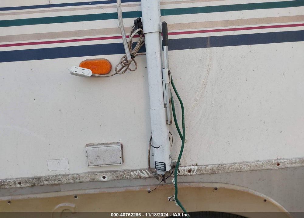 2000 CEDAR CREEK 30FT 5TH WHEEL VIN: 4X4FCRF24YS180642