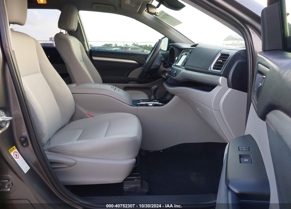 2019 TOYOTA HIGHLANDER LE VIN: 5TDZARFH2KS050579