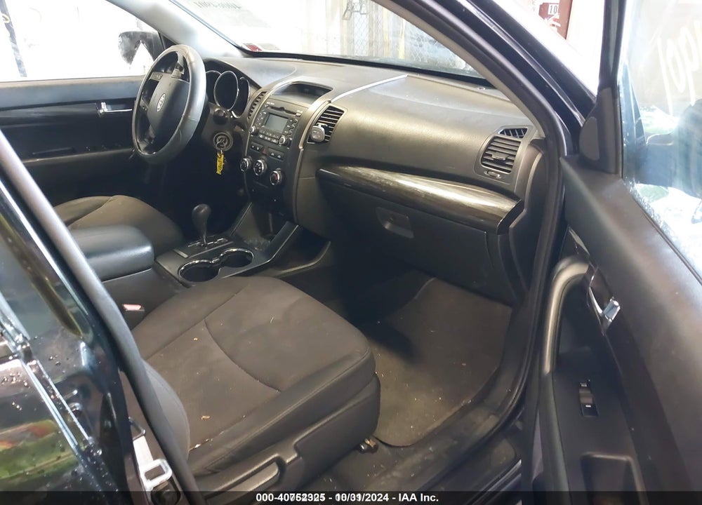 2011 KIA SORENTO LX VIN: 5XYKTCA12BG179132