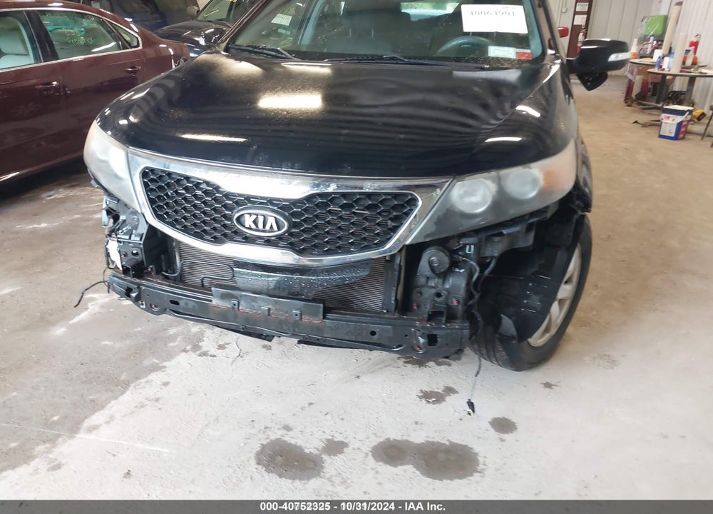 2011 KIA SORENTO LX VIN: 5XYKTCA12BG179132