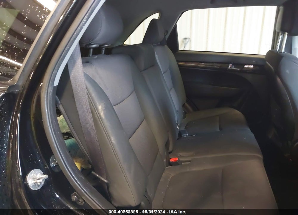 2011 KIA SORENTO LX VIN: 5XYKTCA12BG179132