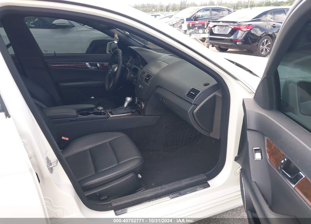 2010 MERCEDES-BENZ C 300 LUXURY/SPORT VIN: WDDGF5EB8AR130762