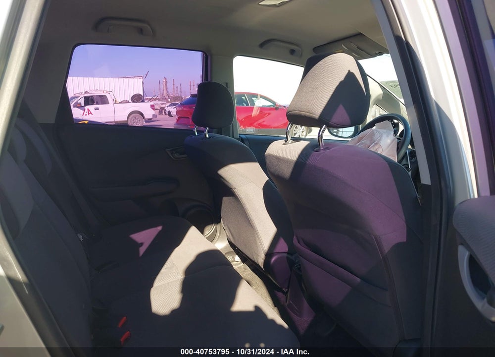 2011 HONDA FIT VIN: JHMGE8H31BS002729