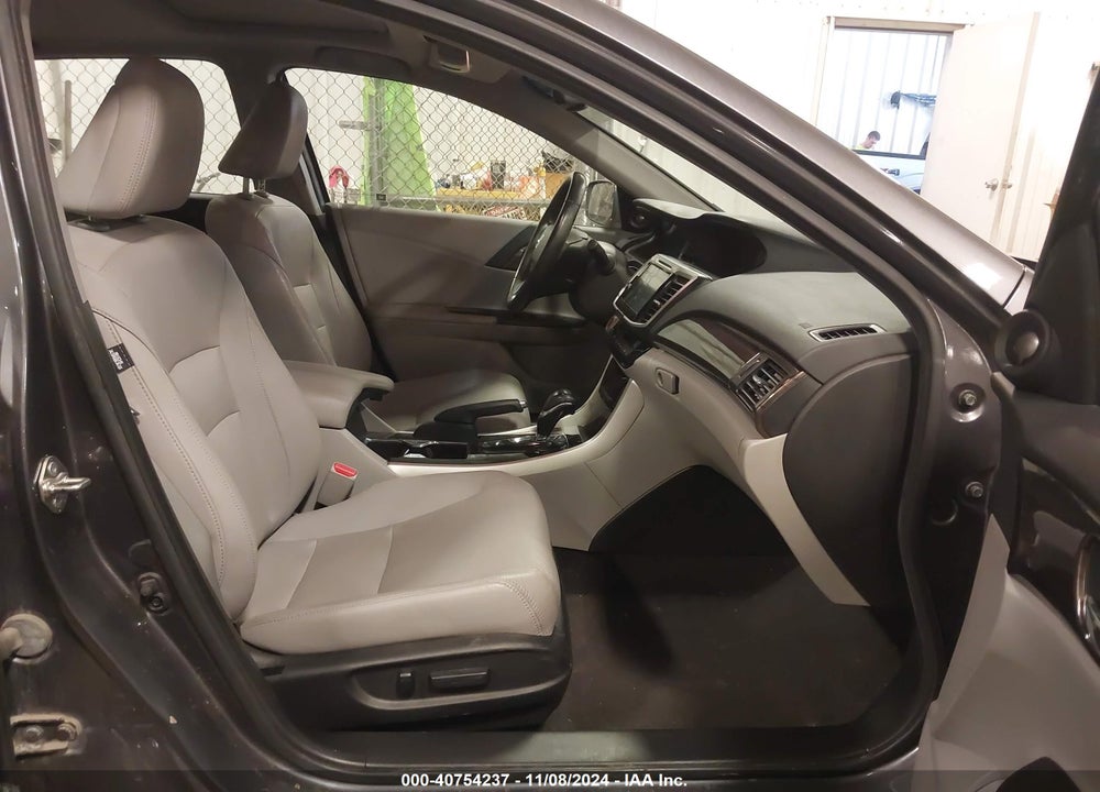 2017 HONDA ACCORD VIN: 1HGCR2F81HA137578