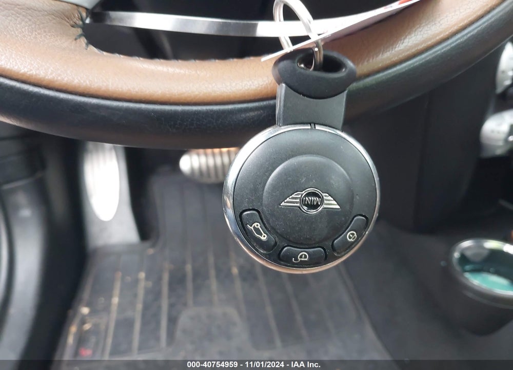 2010 MINI COOPER S VIN: WMWMF7C51ATZ69836