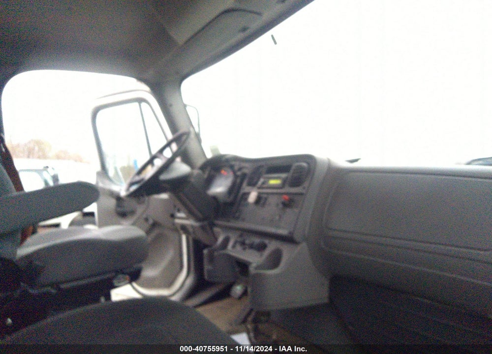 2013 FREIGHTLINER M2 106 MEDIUM DUTY VIN: 1FVACXDT1DDFB1033