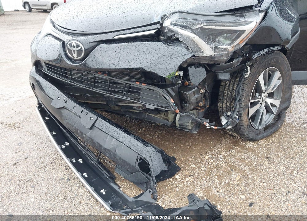 2018 TOYOTA RAV4 XLE VIN: 2T3RFREV3JW814588