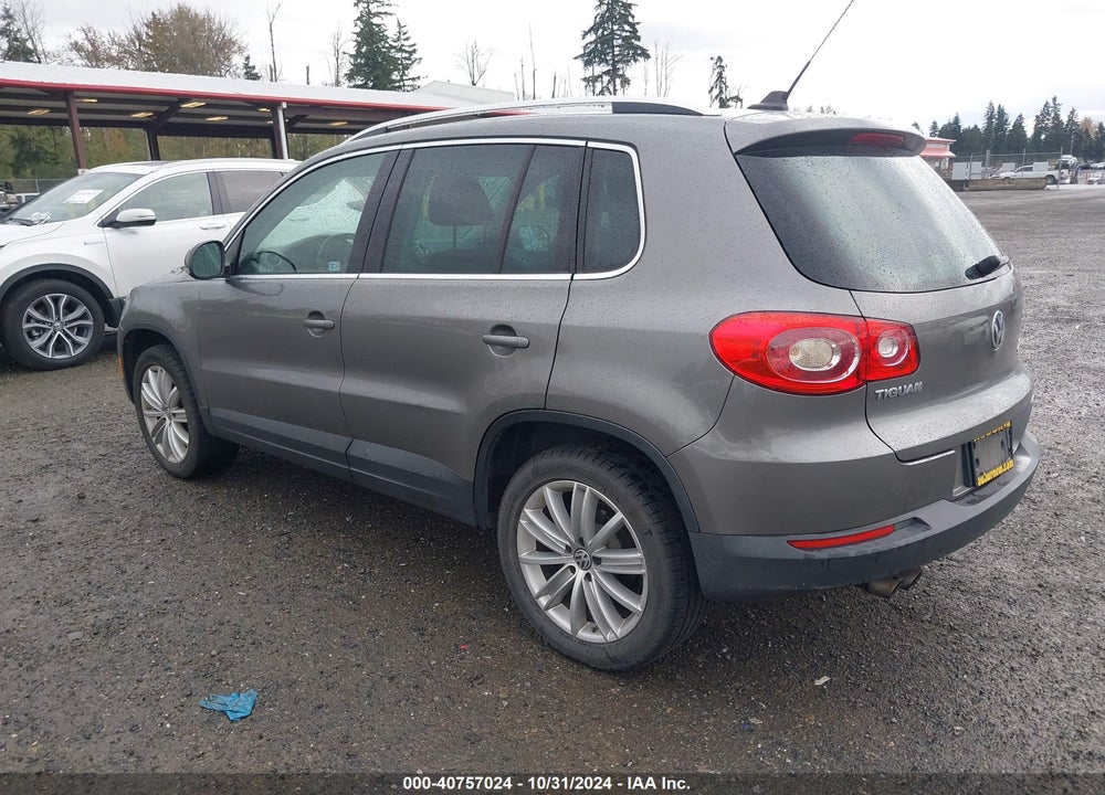 2011 VOLKSWAGEN TIGUAN SE VIN: WVGBV7AX1BW530228